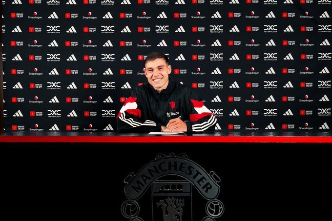 Manchester United have completed the signing of Uruguayan midfielder Manuel Ugarte from PSG.