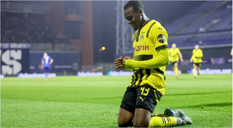 Dortmund ease past Dinamo Zagreb to stay on qualification course