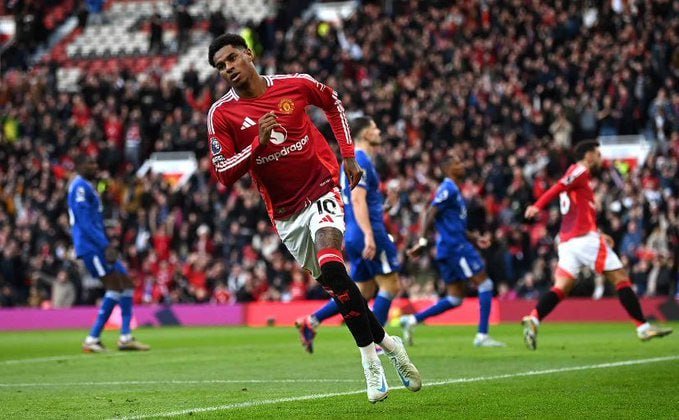 Joshua Zirkzee and Marcus Rashford both strike doubles as Manchester United defeats Everton.