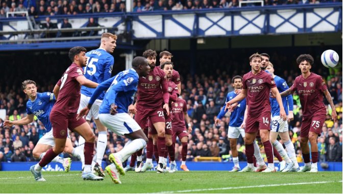 Man City strike late vs. Everton to boost Premier League top four hopes