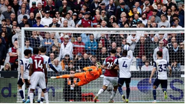 Distracted Tottenham Hotspur draw 1-1 away at West Ham